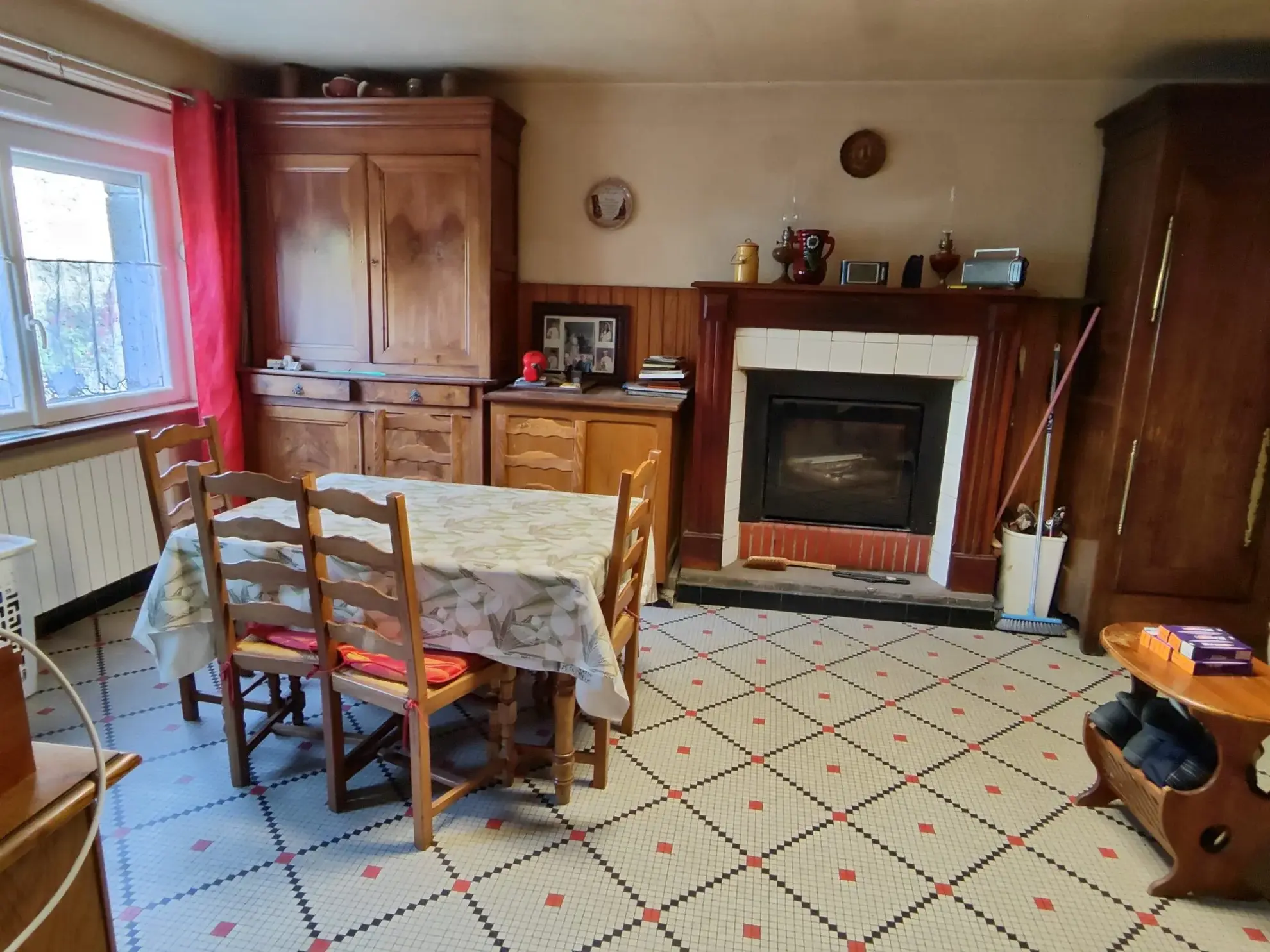 Maison en pierre à Corseul avec terrain et revenus locatifs potentiels 