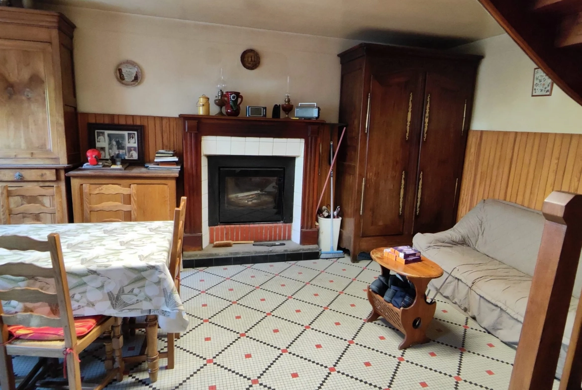 Maison en pierre à Corseul avec terrain et revenus locatifs potentiels 