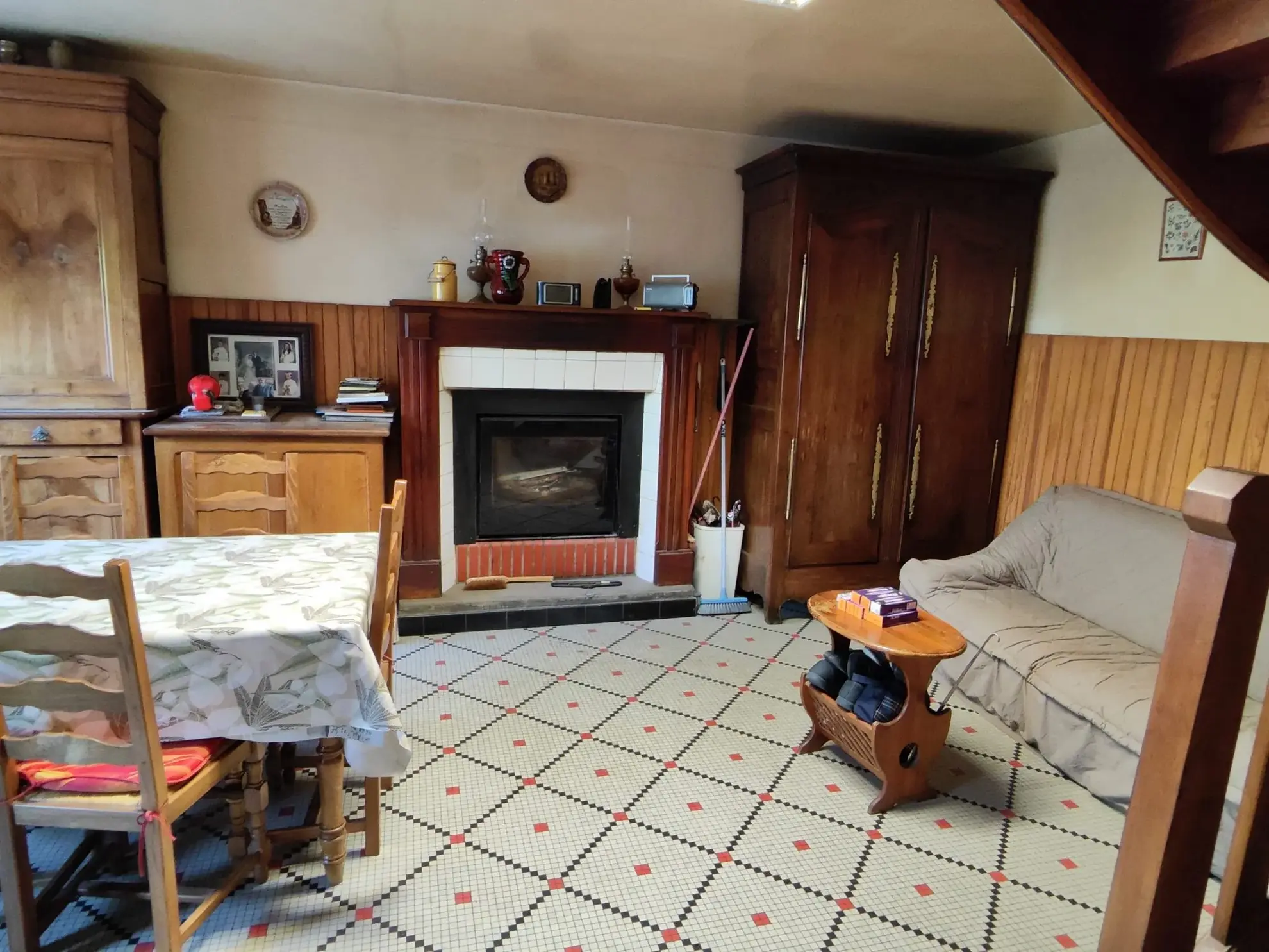Maison en pierre à Corseul avec terrain et revenus locatifs potentiels 