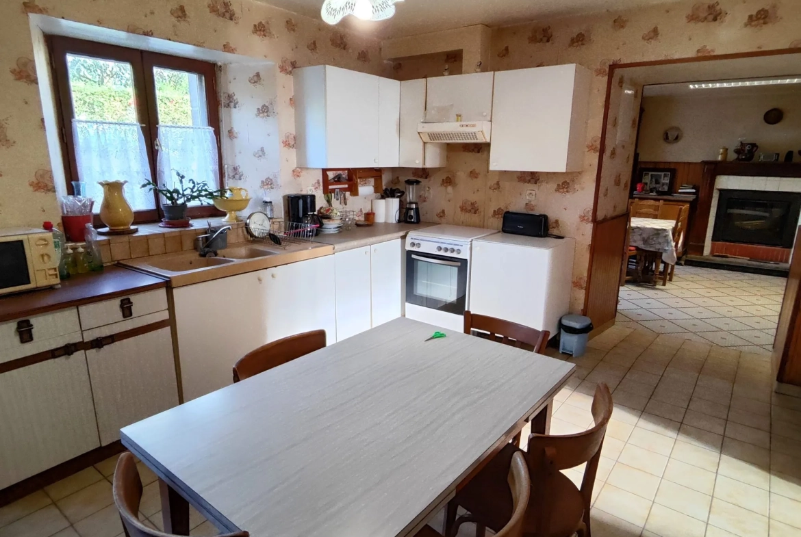 Maison en pierre à Corseul avec terrain et revenus locatifs potentiels 