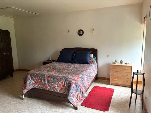 Maison en pierre à Corseul avec terrain et revenus locatifs potentiels 