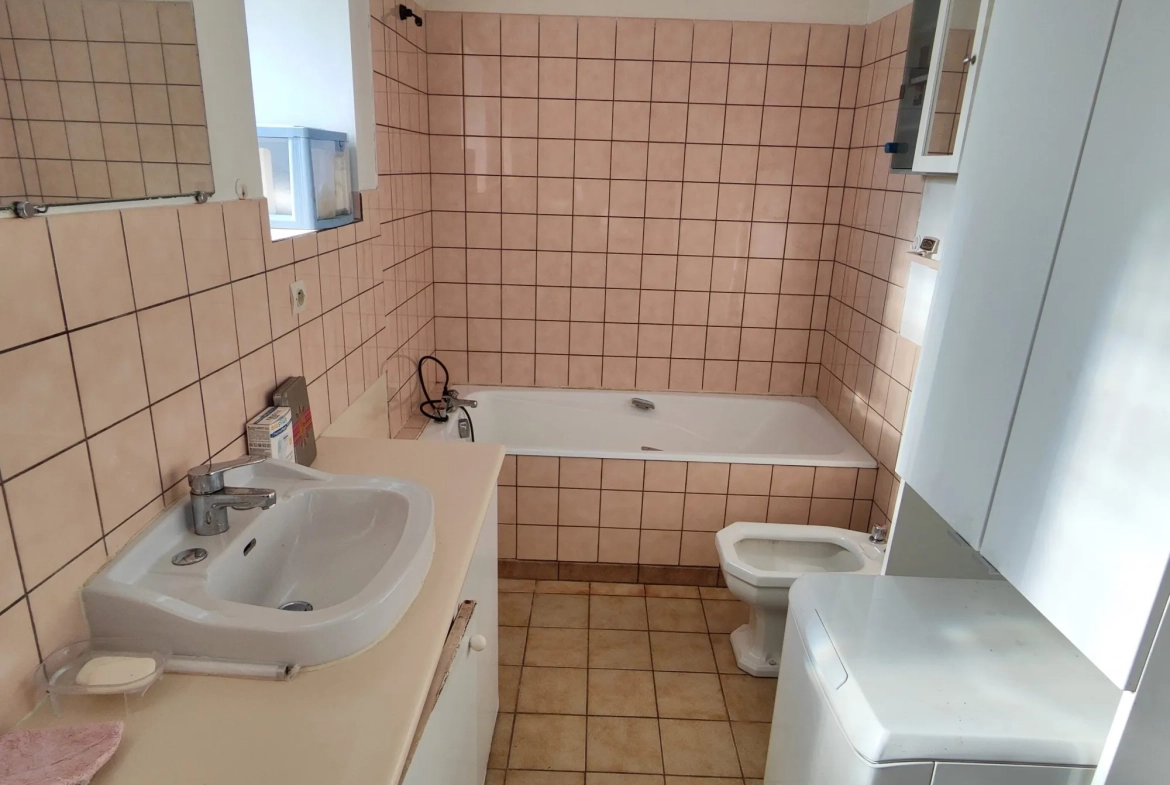 Maison en pierre à Corseul avec terrain et revenus locatifs potentiels 