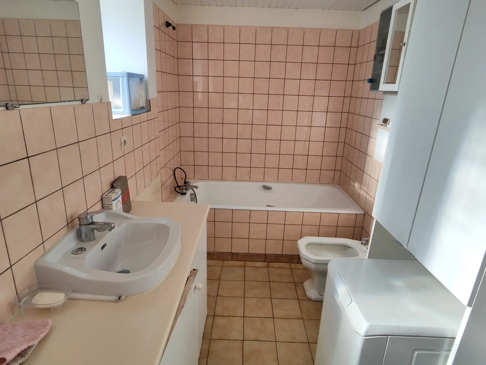 Maison en pierre à Corseul avec terrain et revenus locatifs potentiels 