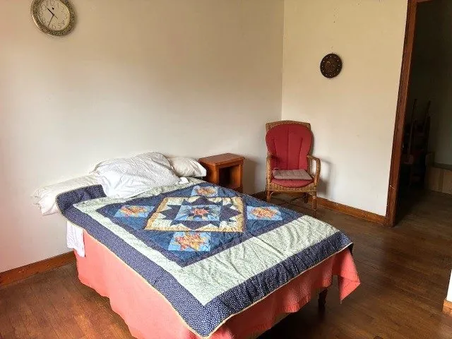 Maison en pierre à Corseul avec terrain et revenus locatifs potentiels 