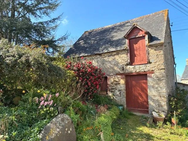 Maison en pierre à Corseul avec terrain et revenus locatifs potentiels 