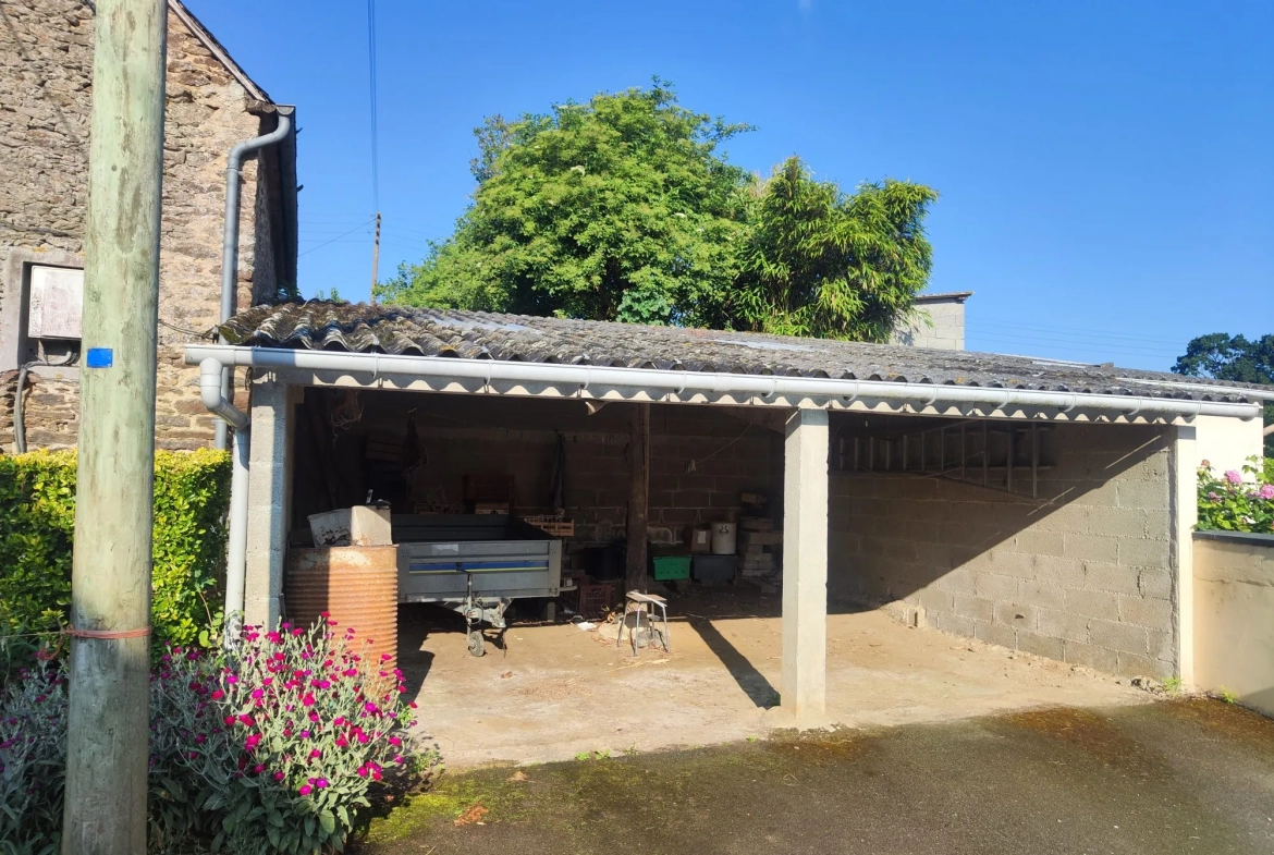 Maison en pierre à Corseul avec terrain et revenus locatifs potentiels 