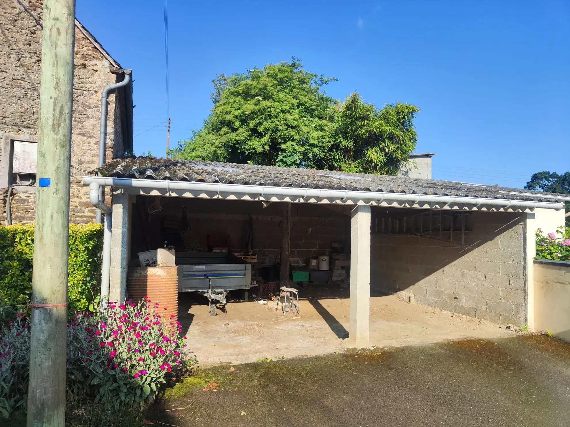 Maison en pierre à Corseul avec terrain et revenus locatifs potentiels 
