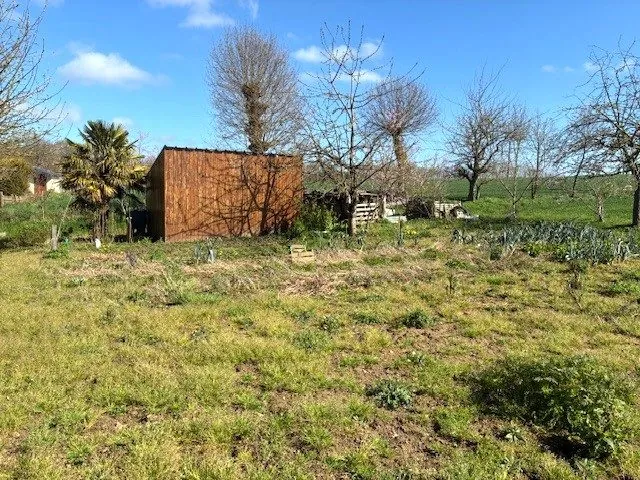 Maison en pierre à Corseul avec terrain et revenus locatifs potentiels 