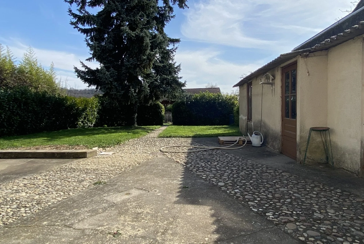 Maison à vendre à Les Côtes-d'Arey - 125 m² à rénover avec jardin et garage 