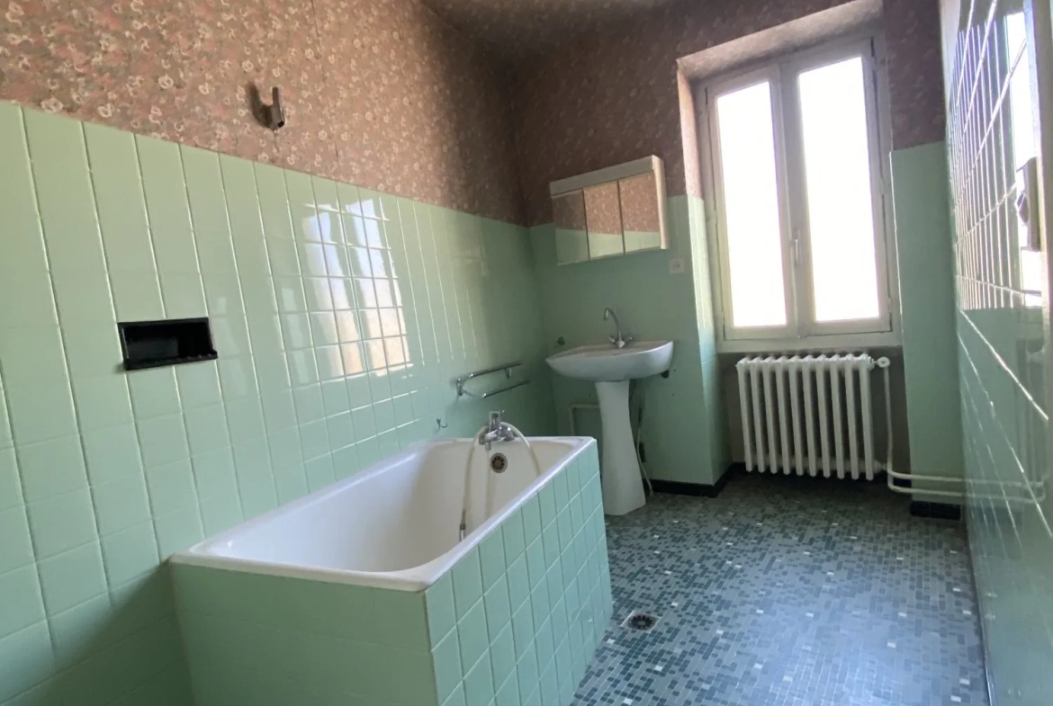 Maison à vendre à Les Côtes-d'Arey - 125 m² à rénover avec jardin et garage 