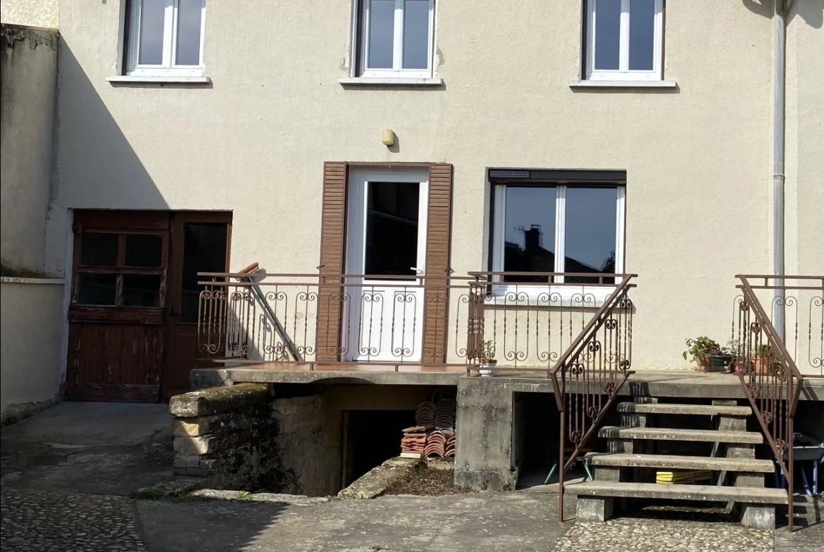 Maison à vendre à Les Côtes-d'Arey - 125 m² à rénover avec jardin et garage 