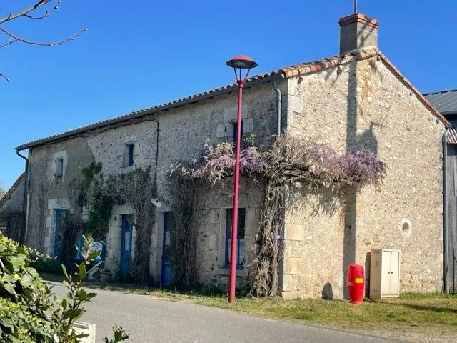 Maison ancienne avec grange et jardin à Fleix, proche Chauvigny 