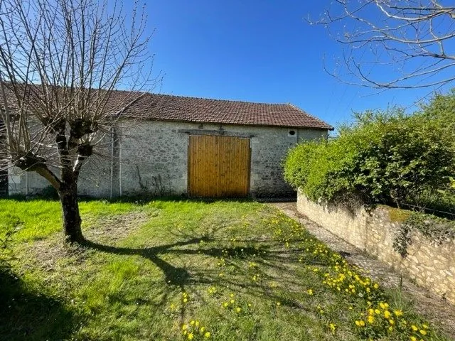 Maison ancienne avec grange et jardin à Fleix, proche Chauvigny 