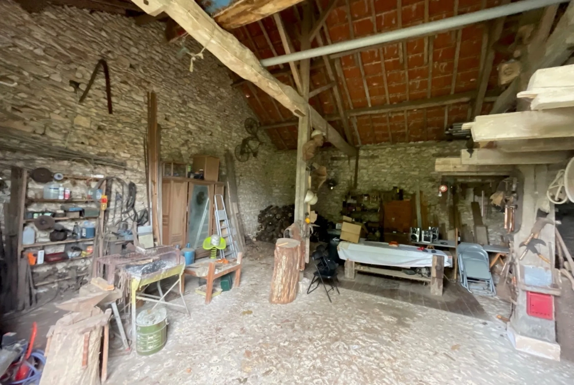 Maison ancienne avec grange et jardin à Fleix, proche Chauvigny 