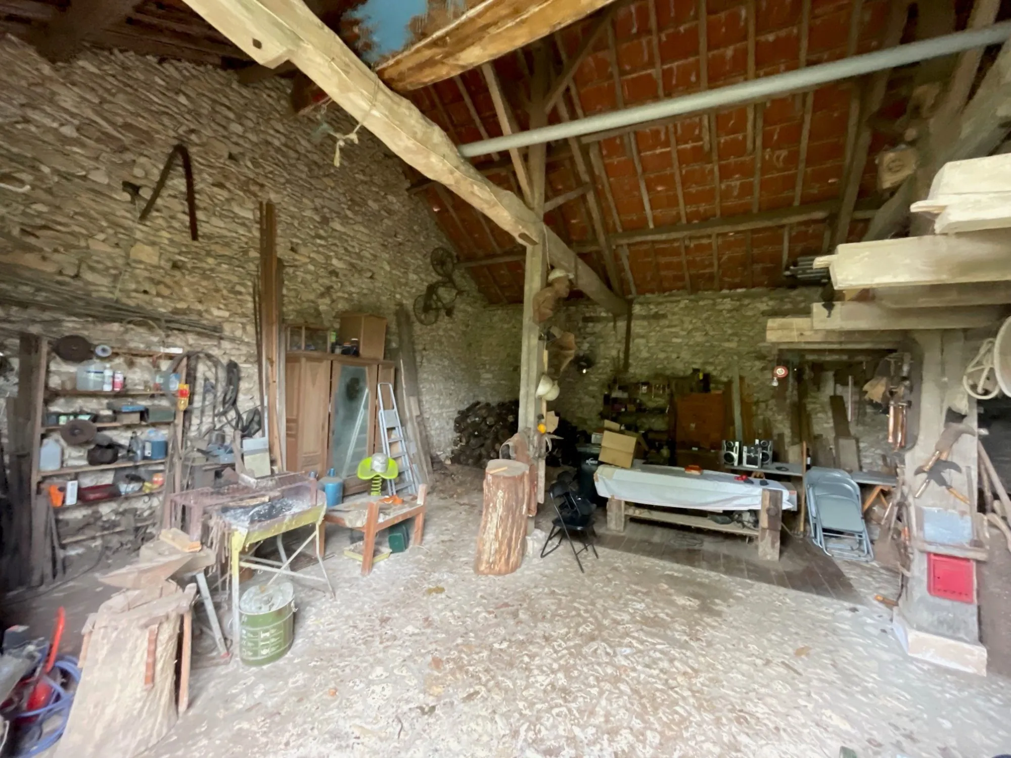 Maison ancienne avec grange et jardin à Fleix, proche Chauvigny 