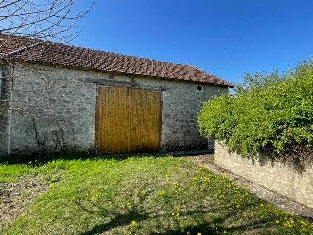 Maison ancienne avec grange et jardin à Fleix, proche Chauvigny 