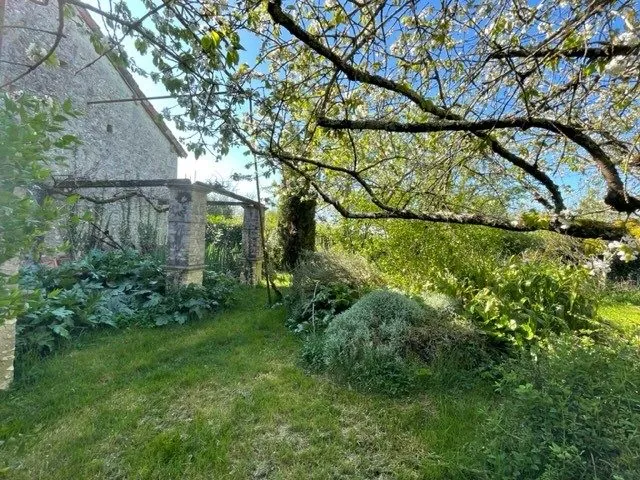 Maison ancienne avec grange et jardin à Fleix, proche Chauvigny 