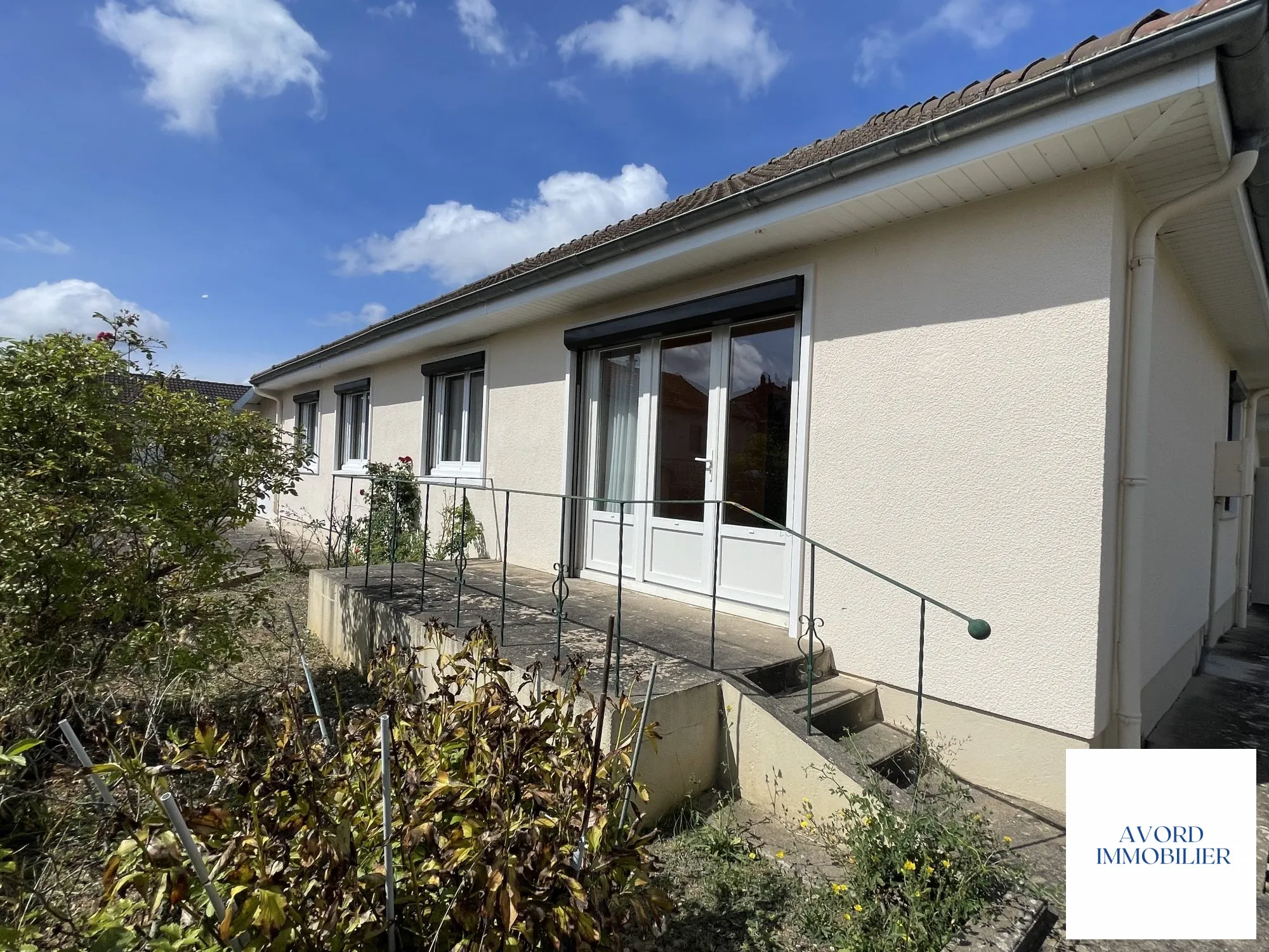 Maison à vendre à Avord de 91,16 m² avec terrain et garage 