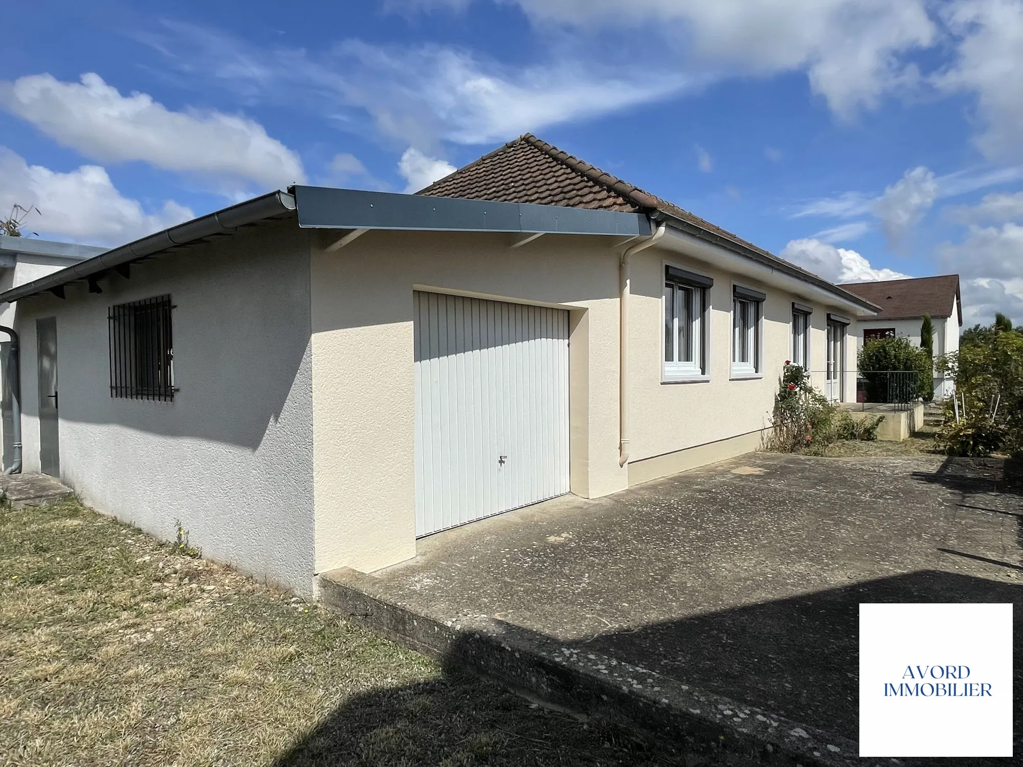 Maison à vendre à Avord de 91,16 m² avec terrain et garage 