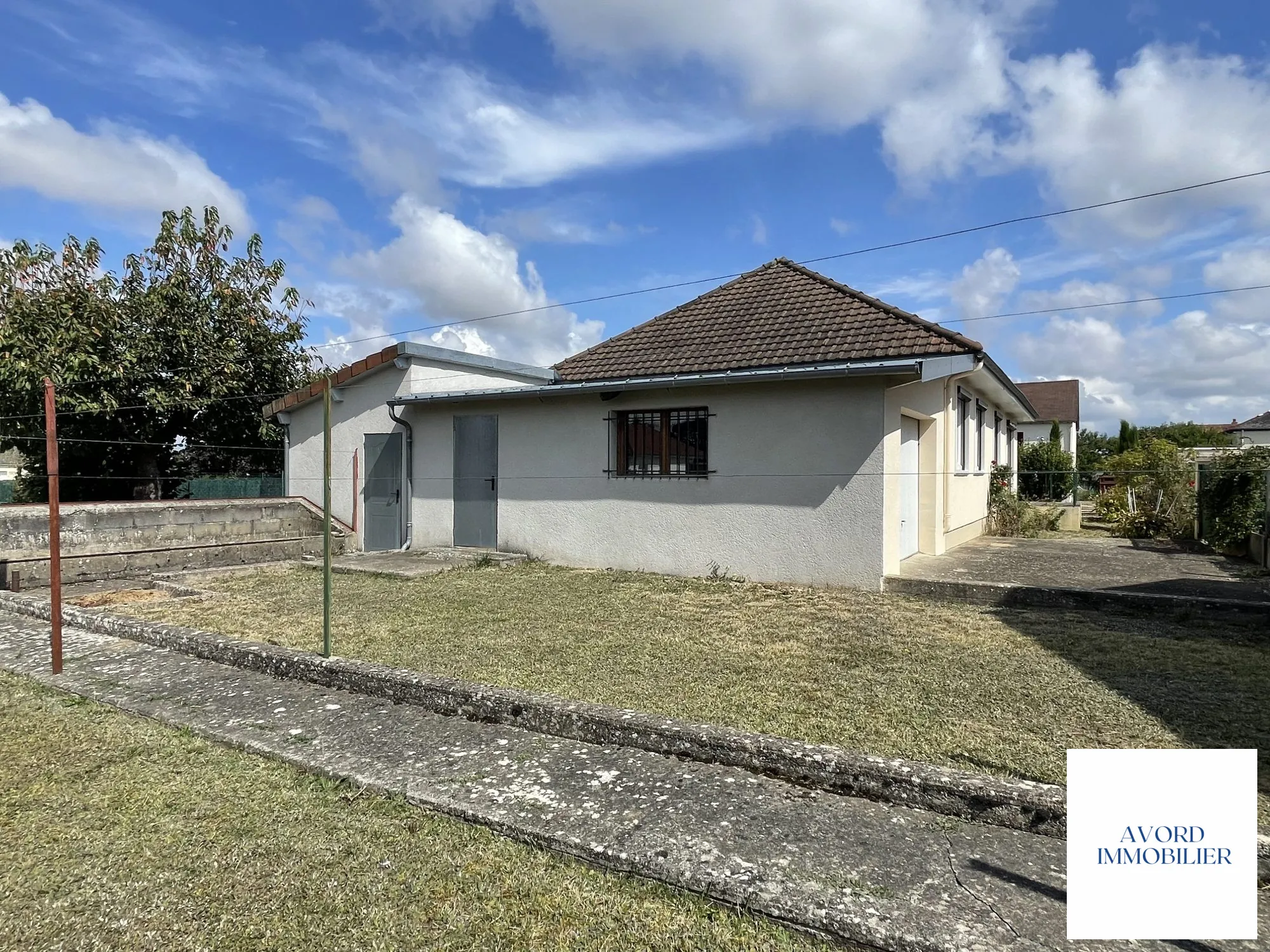 Maison à vendre à Avord de 91,16 m² avec terrain et garage 