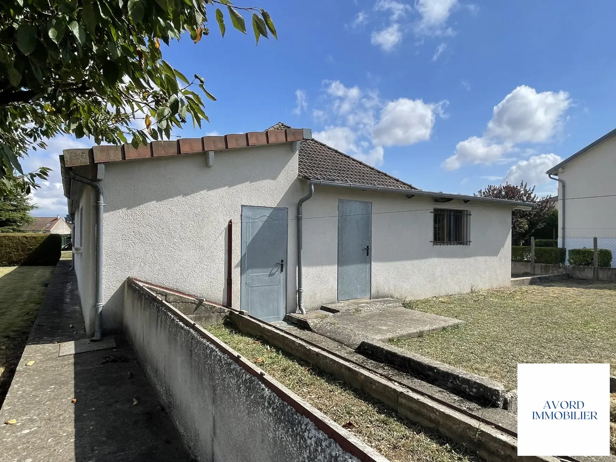 Maison à vendre à Avord de 91,16 m² avec terrain et garage 