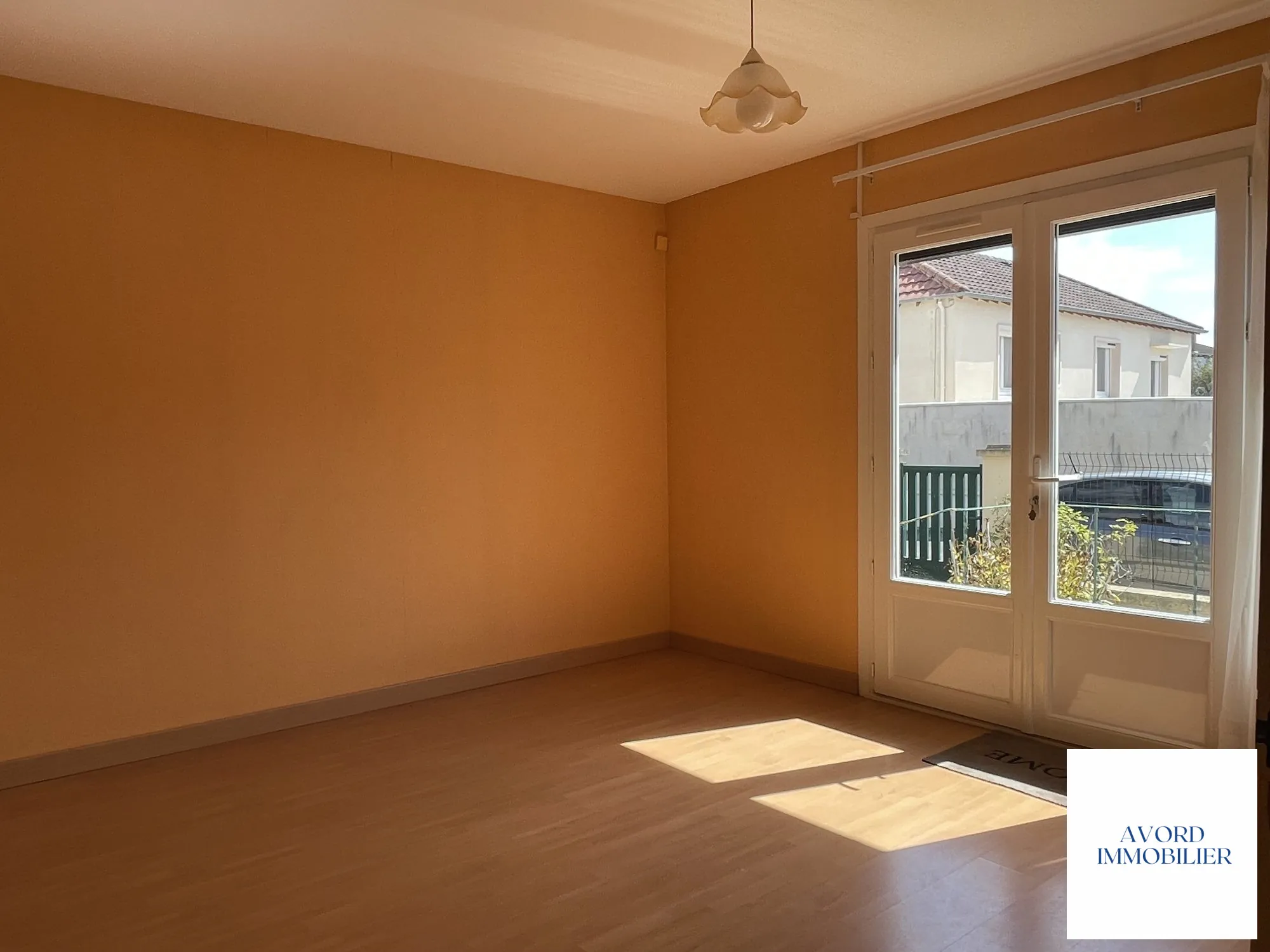 Maison à vendre à Avord de 91,16 m² avec terrain et garage 