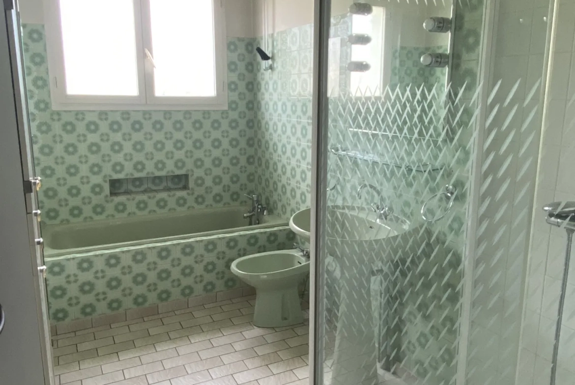 Maison familiale avec grand potentiel à Captieux - 118 m² habitables, 238 m² exploitable 