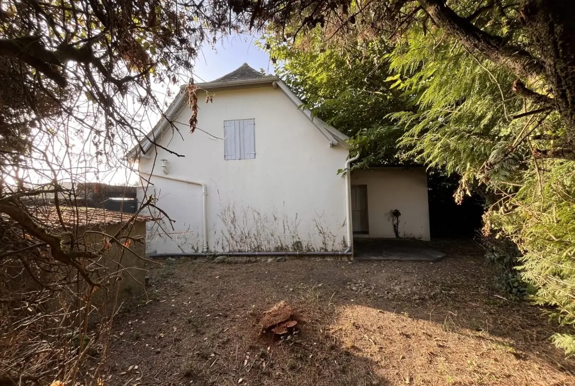 Maison à rénover de 50 m² avec jardin à Pontacq dans rue tranquille 