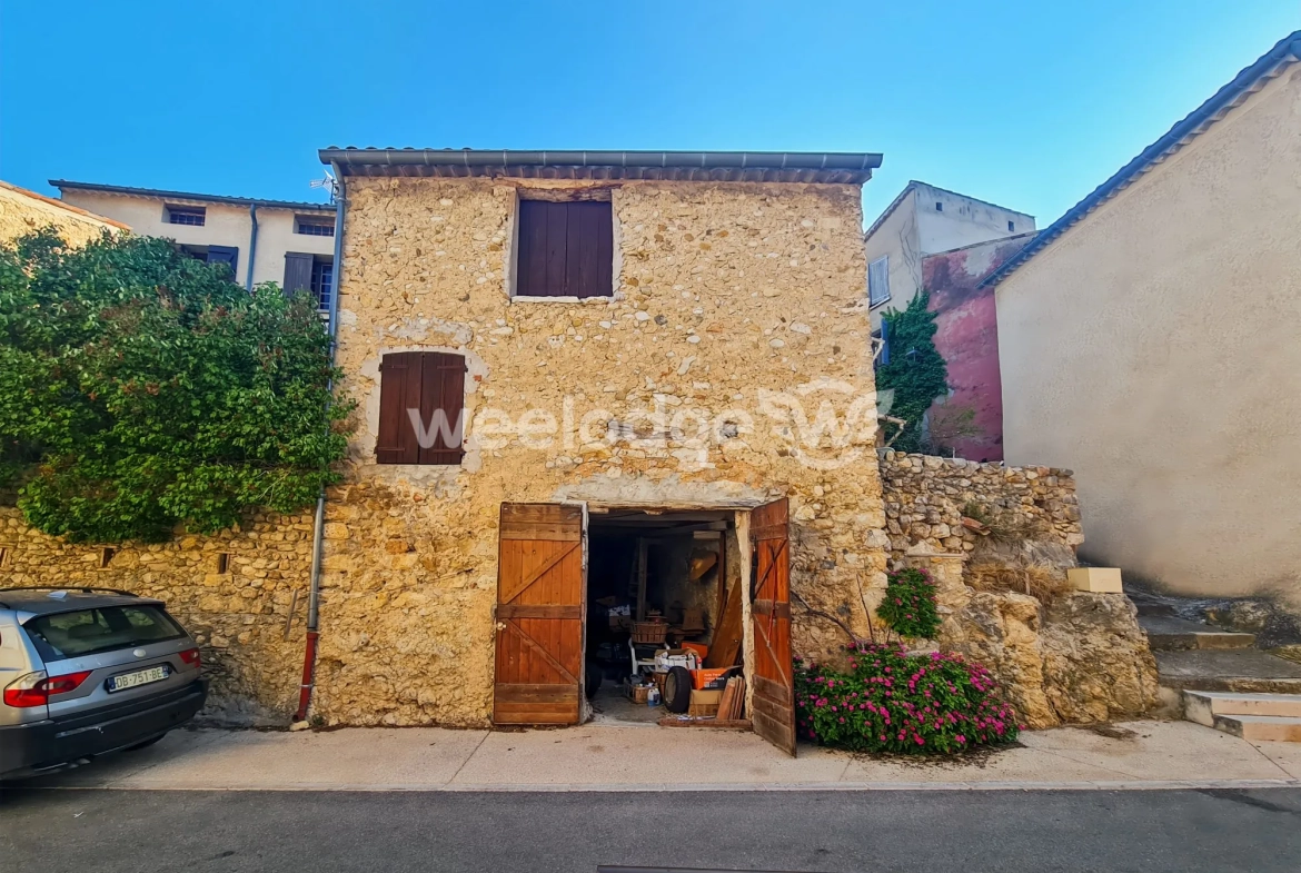 Remise à rénover à Saint-Martin-de-Brômes avec potentiel de 100 m² habitables 