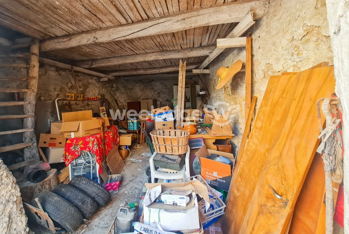 Remise à rénover à Saint-Martin-de-Brômes avec potentiel de 100 m² habitables 