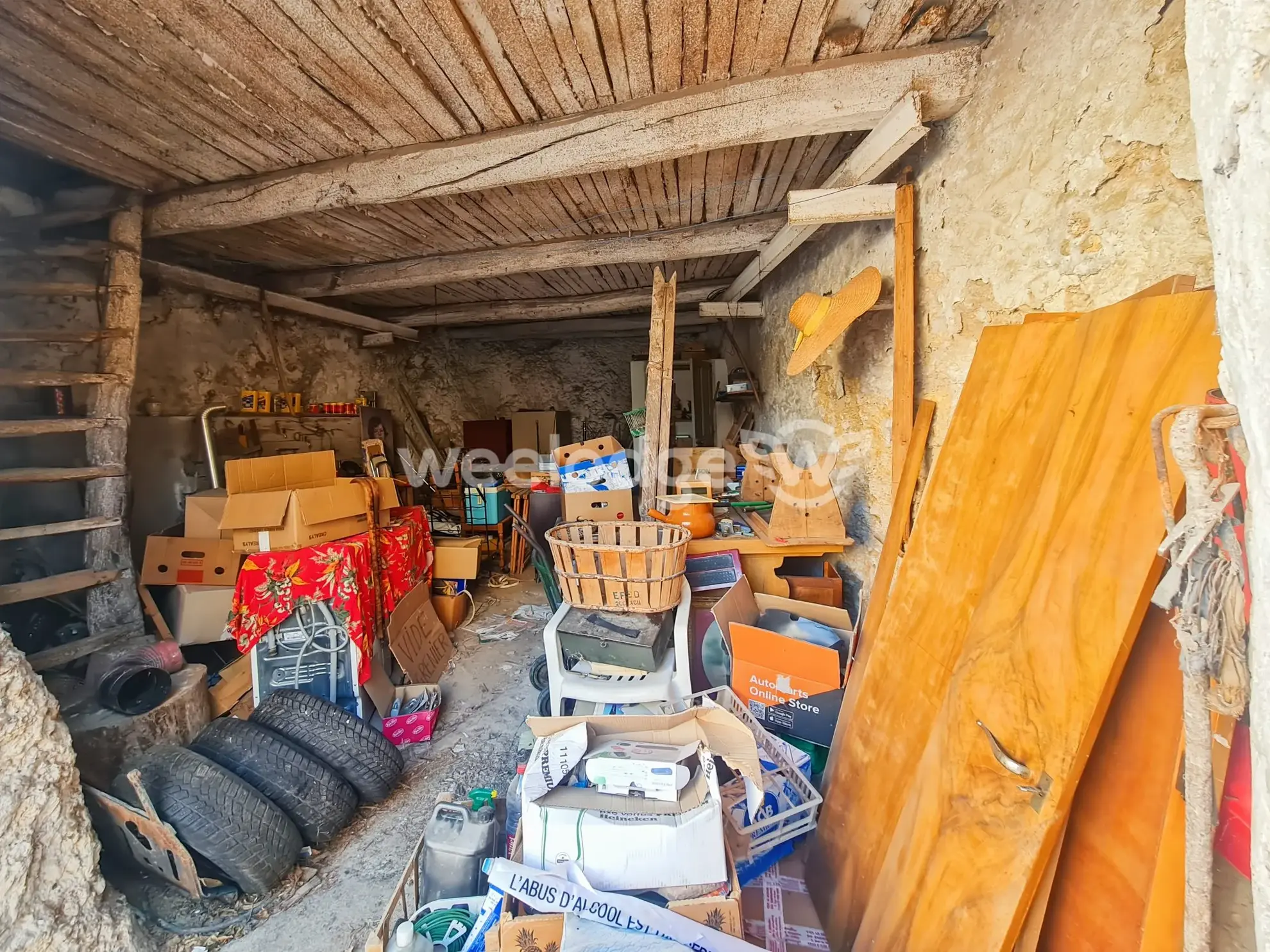 Remise à rénover à Saint-Martin-de-Brômes avec potentiel de 100 m² habitables 