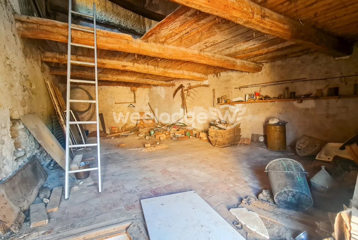 Remise à rénover à Saint-Martin-de-Brômes avec potentiel de 100 m² habitables 