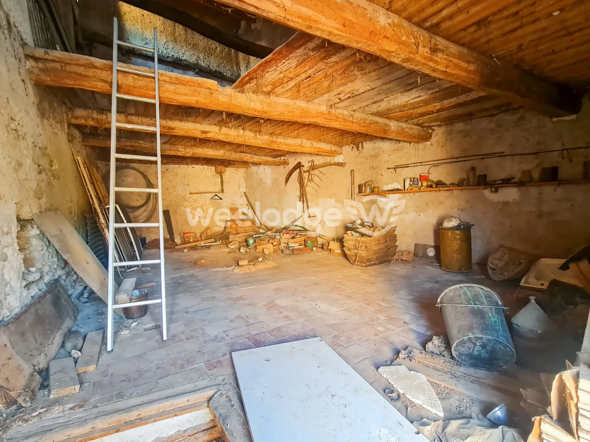 Remise à rénover à Saint-Martin-de-Brômes avec potentiel de 100 m² habitables 