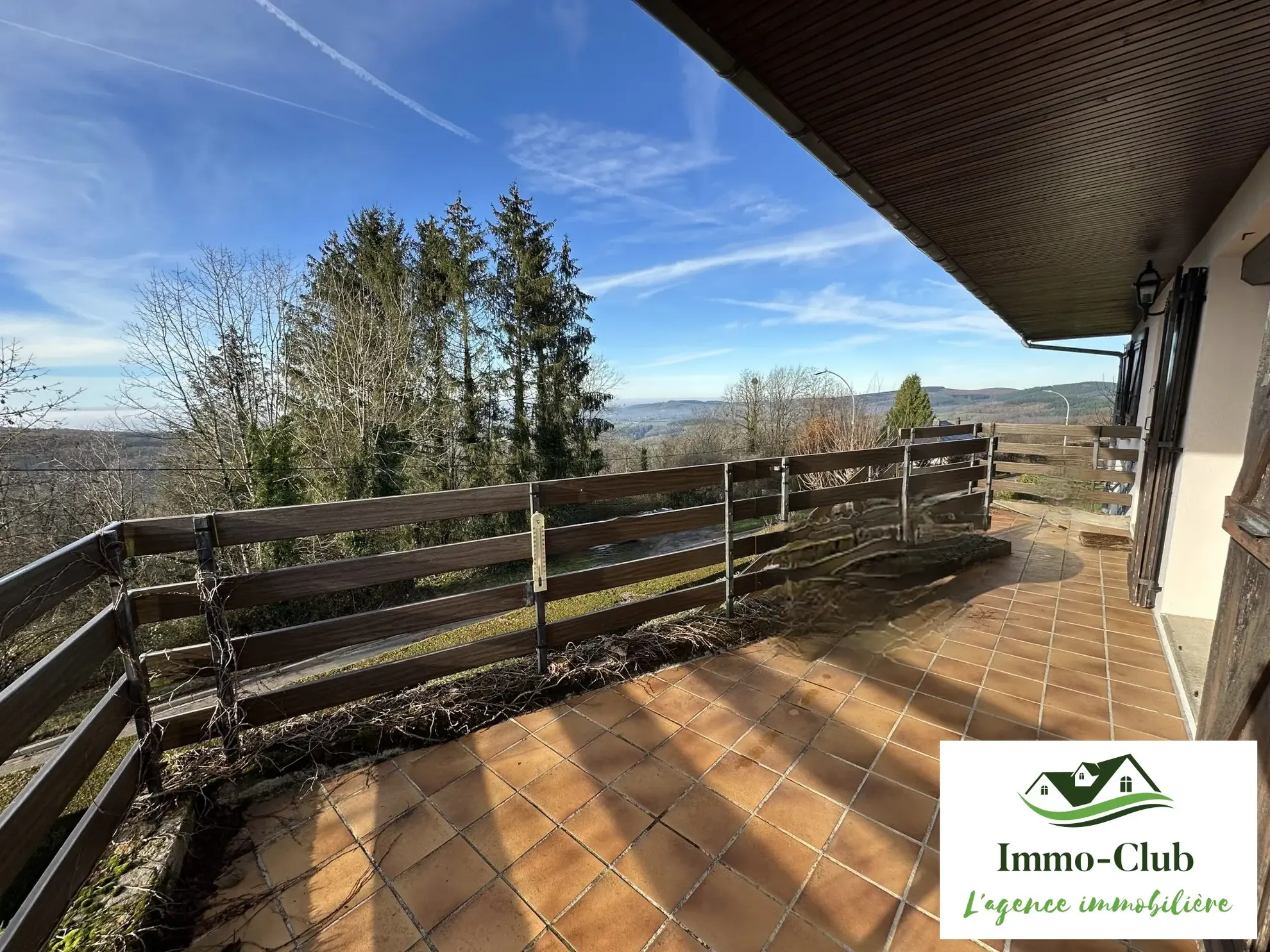 À vendre maison familiale avec terrasse et vue dégagée à Château-Chinon (Ville) 