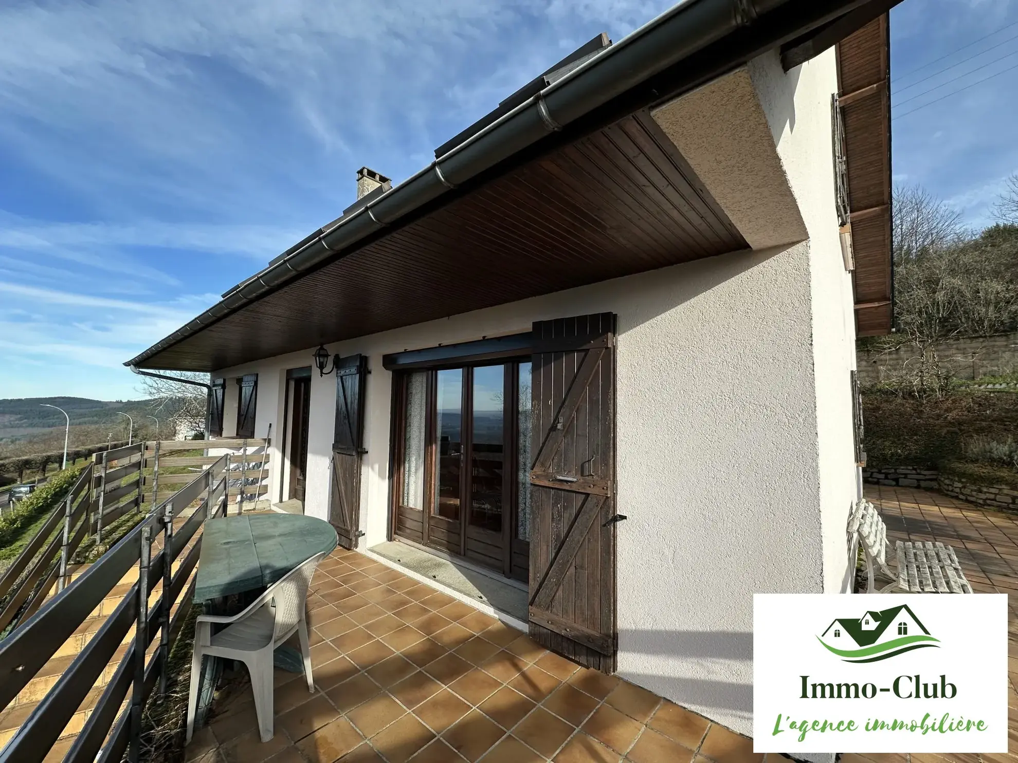 À vendre maison familiale avec terrasse et vue dégagée à Château-Chinon (Ville) 