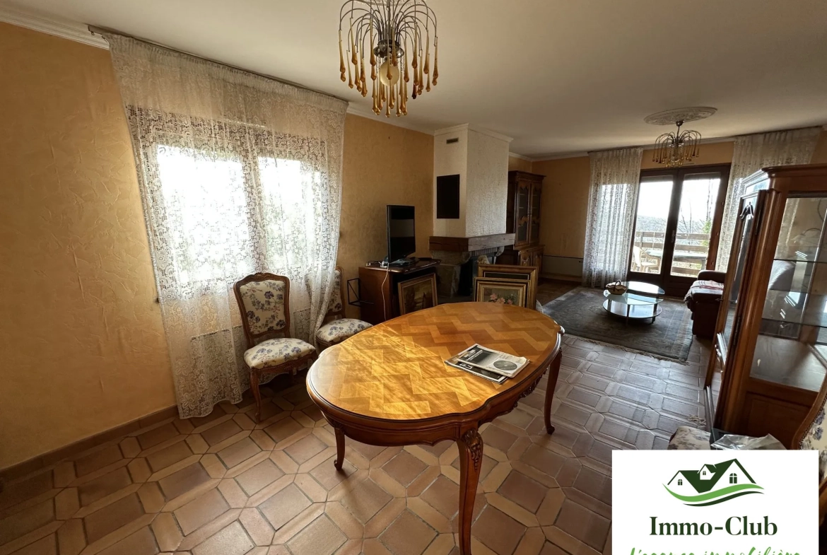 À vendre maison familiale avec terrasse et vue dégagée à Château-Chinon (Ville) 