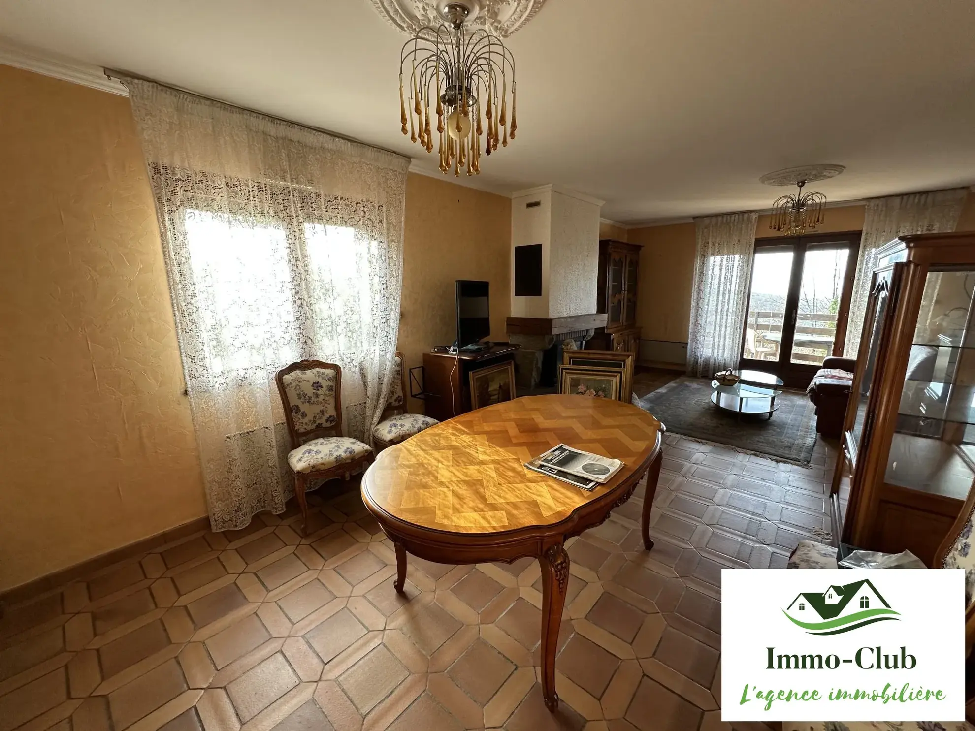 À vendre maison familiale avec terrasse et vue dégagée à Château-Chinon (Ville) 