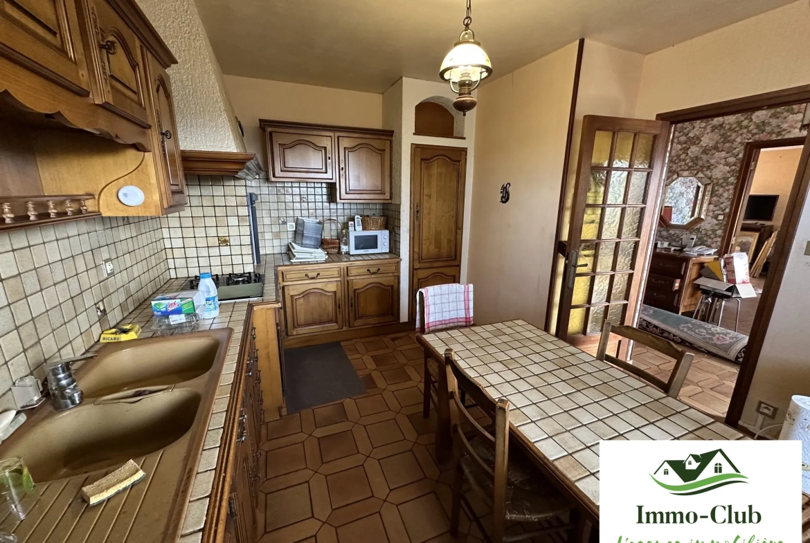 À vendre maison familiale avec terrasse et vue dégagée à Château-Chinon (Ville) 