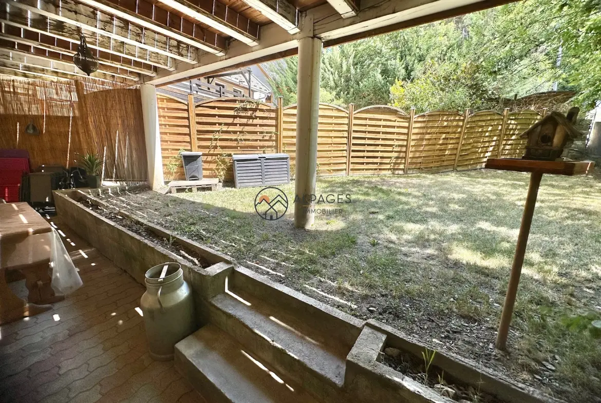 Appartement 3 pièces rénové avec jardin, cave et parking à Guillestre 
