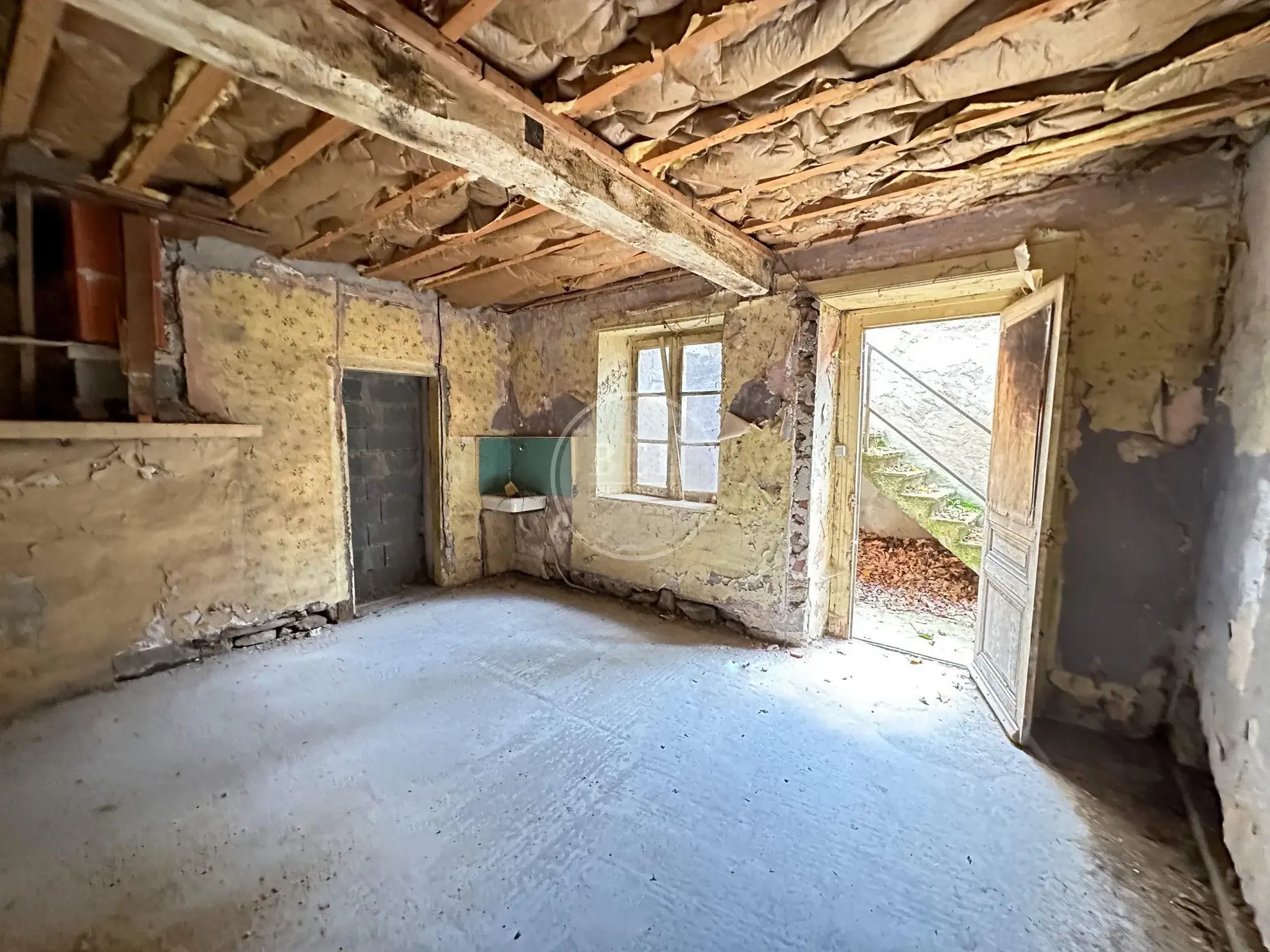 PIèce annexe rdc Maison à rénover avec potentiel à Chazelles-sur-Lyon, 90 m² 