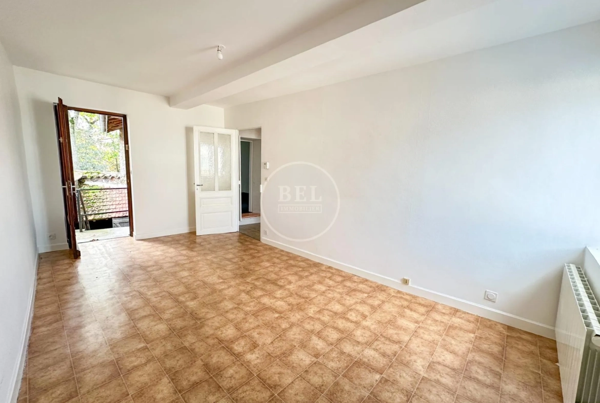 salon 1er étage Maison à rénover avec potentiel à Chazelles-sur-Lyon, 90 m² 