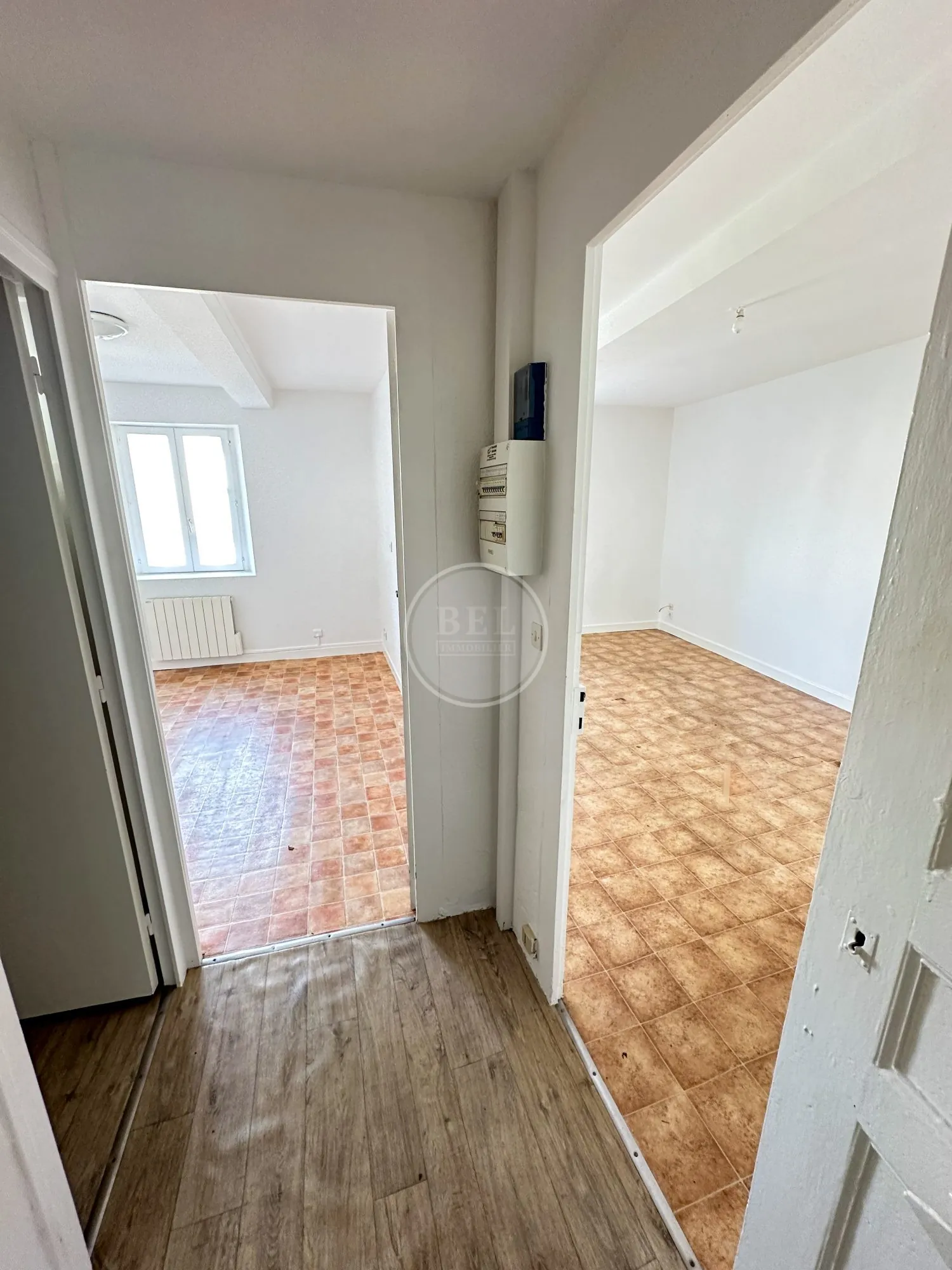 possibilité grande pièce étage Maison à rénover avec potentiel à Chazelles-sur-Lyon, 90 m² 