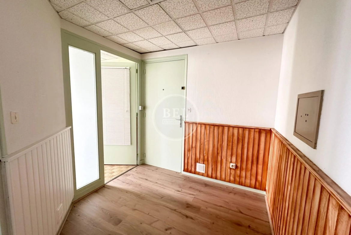 salle d'attente rdc Maison à rénover avec potentiel à Chazelles-sur-Lyon, 90 m² 