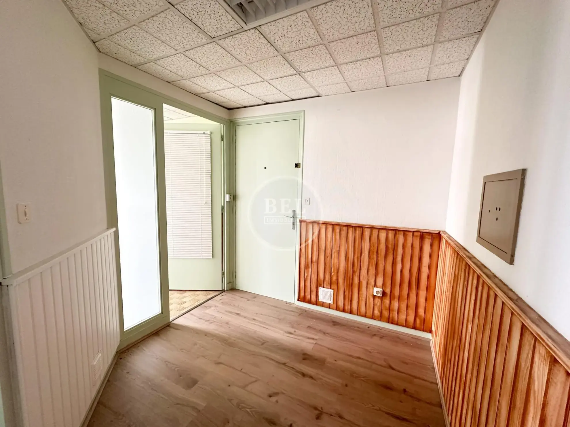 salle d'attente rdc Maison à rénover avec potentiel à Chazelles-sur-Lyon, 90 m² 