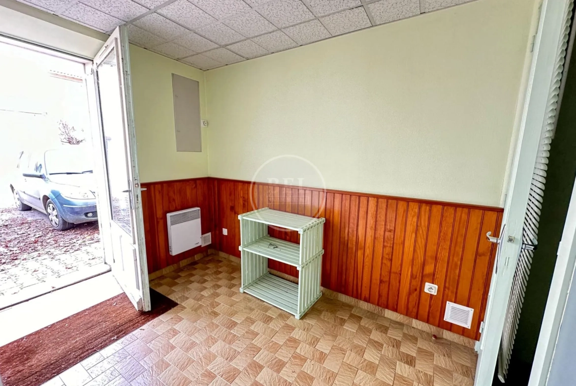 Entrée Maison à rénover avec potentiel à Chazelles-sur-Lyon, 90 m² 