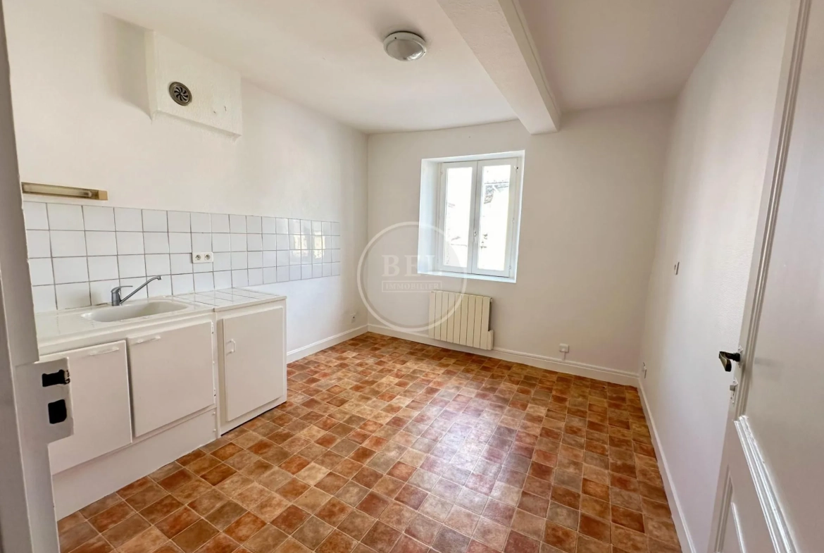 Cuisine 1er étage Maison à rénover avec potentiel à Chazelles-sur-Lyon, 90 m² 