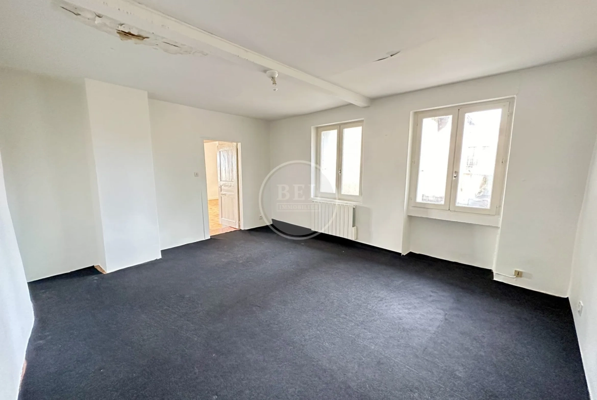 Chambre étage Maison à rénover avec potentiel à Chazelles-sur-Lyon, 90 m² 