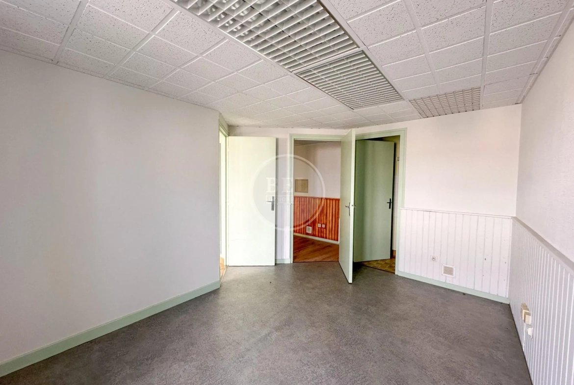 bureau rdc Maison à rénover avec potentiel à Chazelles-sur-Lyon, 90 m² 