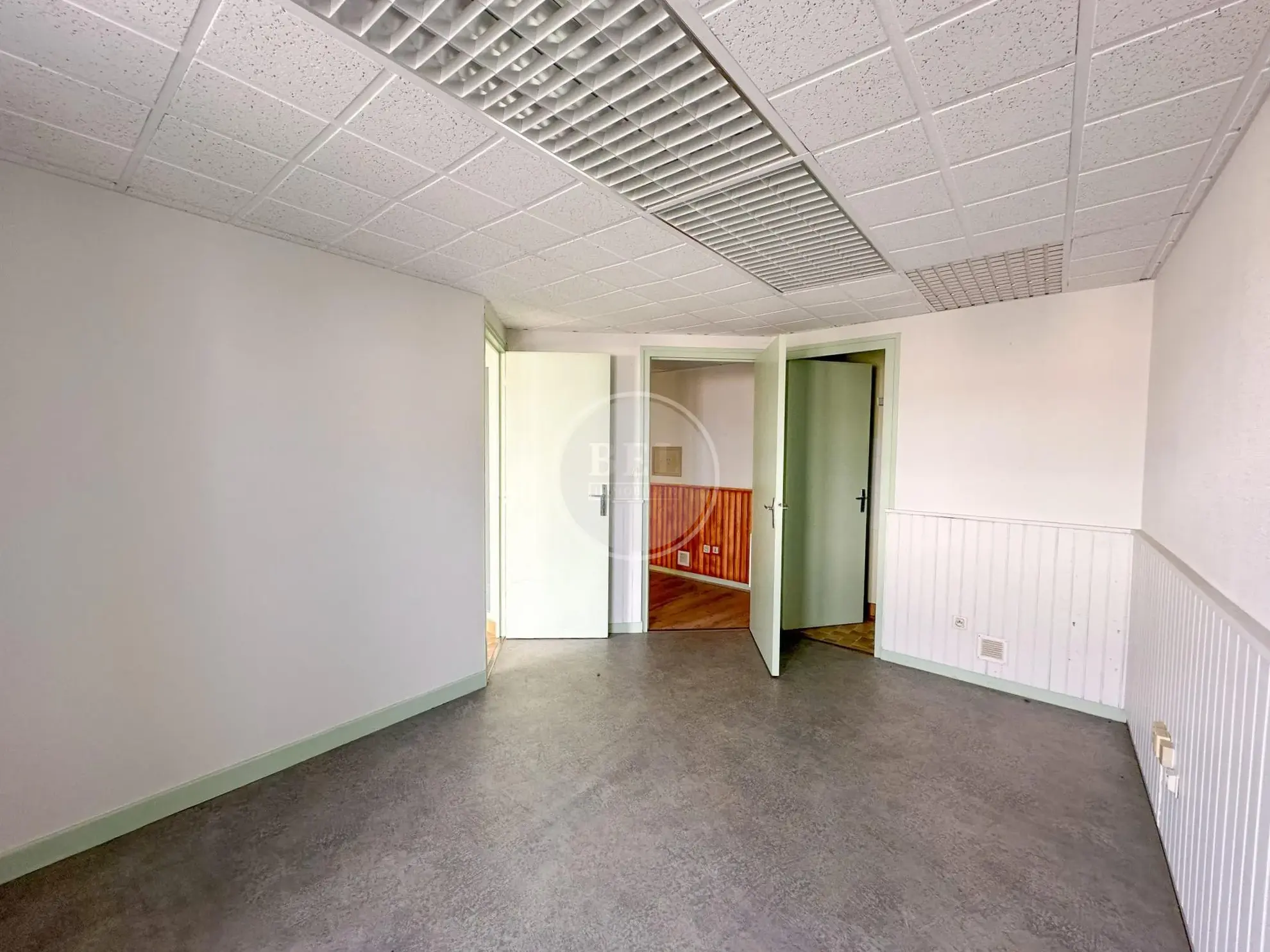 bureau rdc Maison à rénover avec potentiel à Chazelles-sur-Lyon, 90 m² 