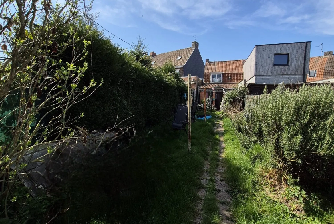 Maison à rénover avec grand jardin et stationnement à Wattrelos 